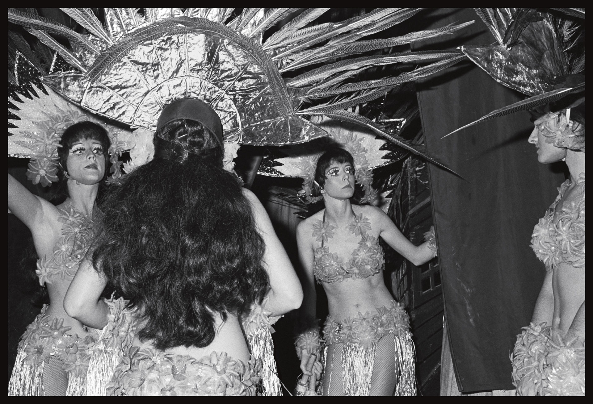 party-cabaret-woman-circus-jordi-garcia